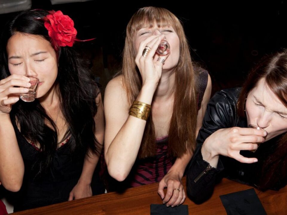 To fight alcoholism, a woman needs to break the relationship with friends to drink